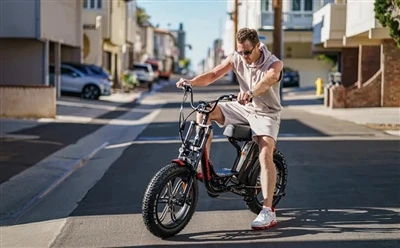 Är det normalt att mitt elcykelbatteri blir varmt under laddning?